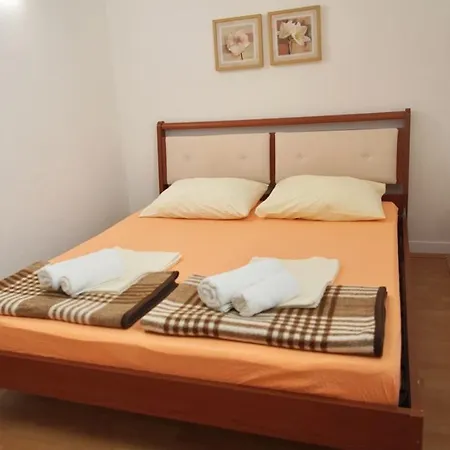 Victoria Apartment *